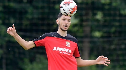 台上展现自 台上展现自